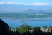 Dal Lake in Srinagar, Indien, Kaschmir, Hari Parbat Fort und Berge im Hintergrund