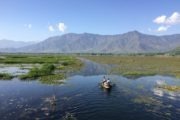 Boot auf dem Dal Lake in Srinagar, Indien, Kaschmir, im Hintergrund Berge