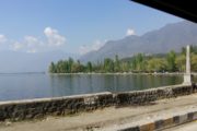 Blick auf den Dal Lake in Srinagar, Kaschmir, Indien