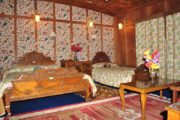 Hotelzimmer im Hausboot auf dem Dalsee in Srinagar, in Indiens Kaschmir
