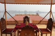 Veranda eines Hausbootes auf dem Dalsee in Srinagar, in Indiens Kaschmir