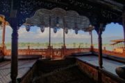 Veranda eines Hausbootes auf dem Dalsee in Srinagar, in Indiens Kaschmir