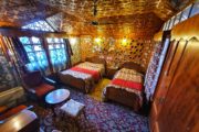 Hotelzimmer im Hausboot auf dem Dalsee in Srinagar, in Indiens Kaschmir