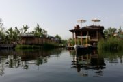 Hausboot auf dem Dal Lake in Srinagar, in Indiens Kaschmir